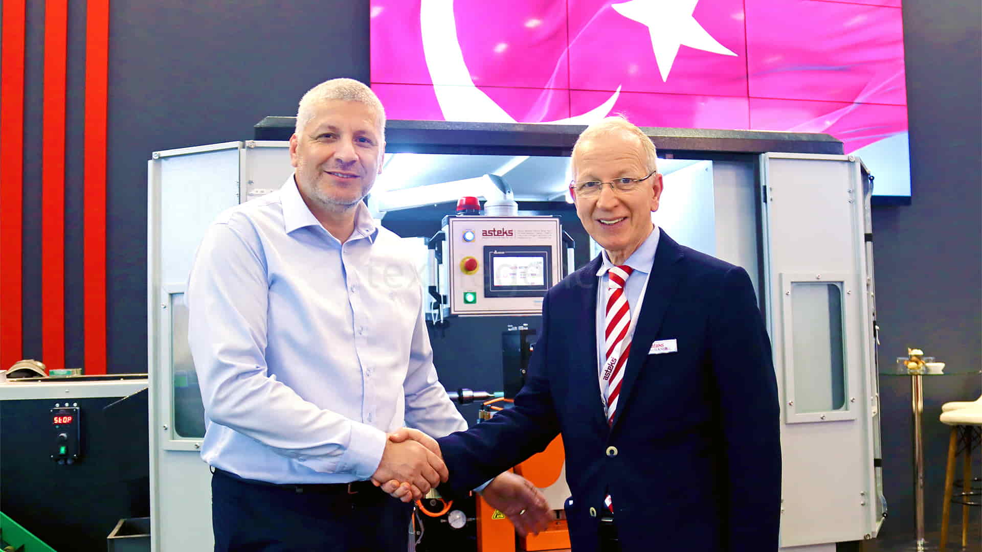 From left to right: Kaynak İplik Factory Manager Mehmet Hüsamettin İnal - Asteks Marketing and Sales Manager Sabri İlknur   Image Source: Asteks